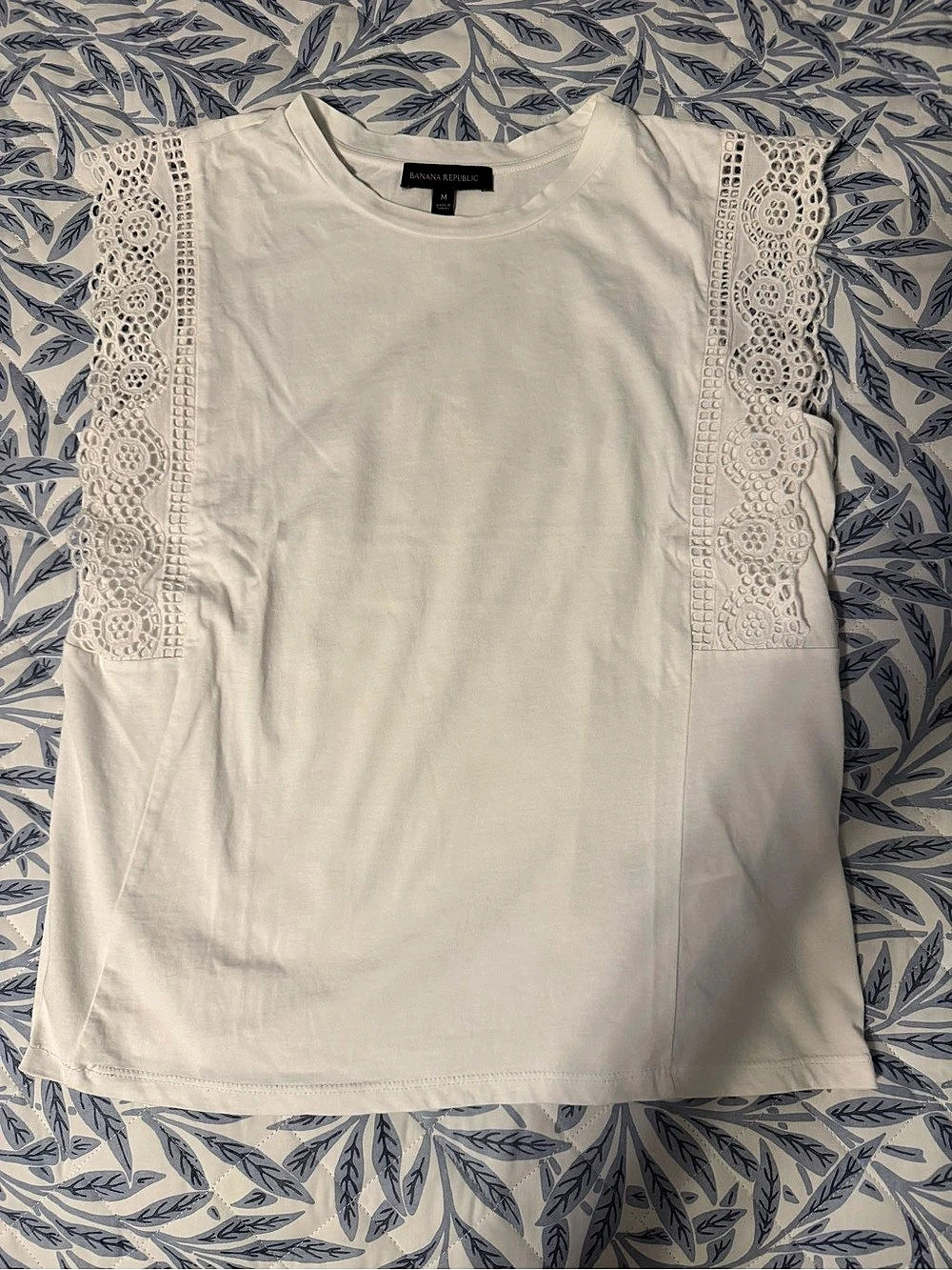 Banana Republic Eyelet Lace Detail White Top Size Medium Like New